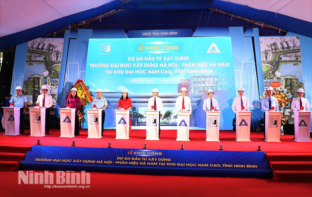 Các đại biểu nhấn nút khởi công xây dựng Trường Đại học xây dựng Hà Nội-Phân hiệu Hà Nam tại Khu Đại học Nam Cao.