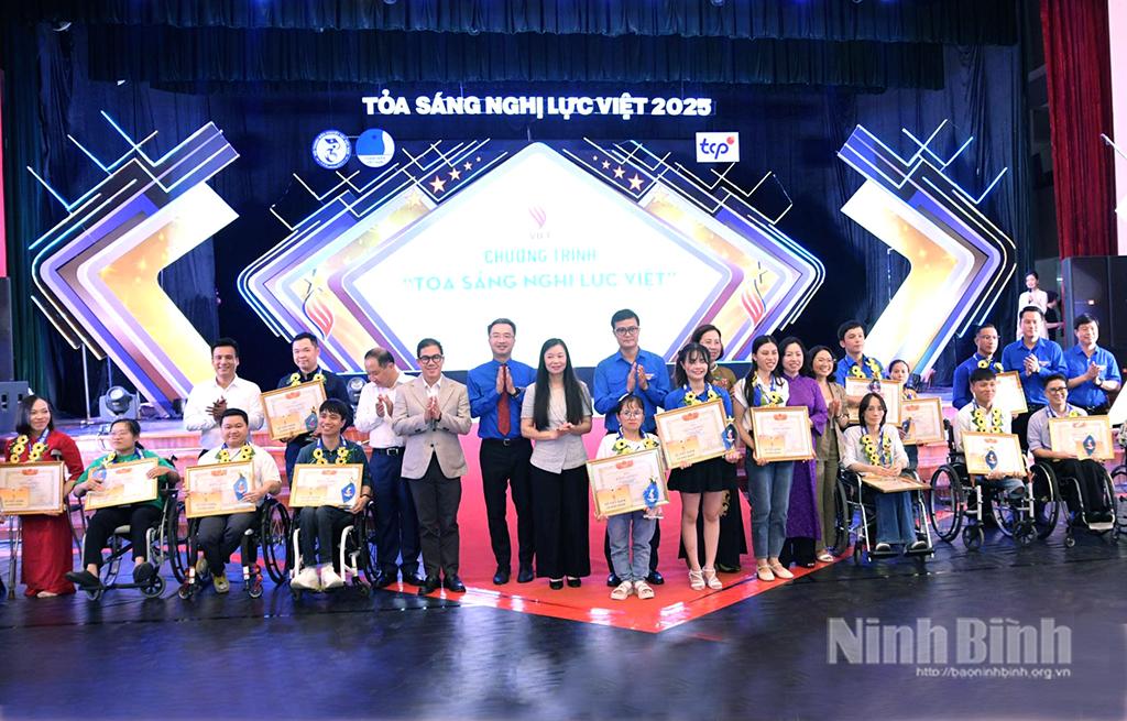 Ban tổ chức trao Bằng khen của Trung ương Hội LHTN Việt Nam, biểu trưng và quà tặng cho các thanh niên khuyết tật tiêu biểu.