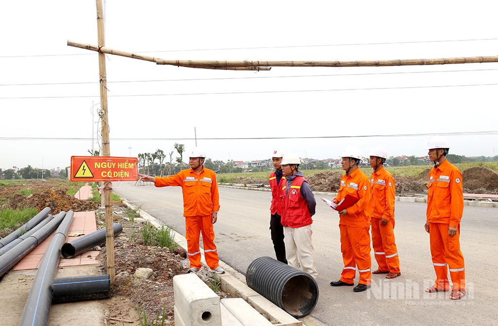 Đại diện Công ty Điện lực Ninh Bình trao đổi với Ban Quản lý dự án đầu tư xây dựng và kinh doanh kết cấu hạ tầng Khu công nghiệp hỗ trợ Đồng Văn 3.