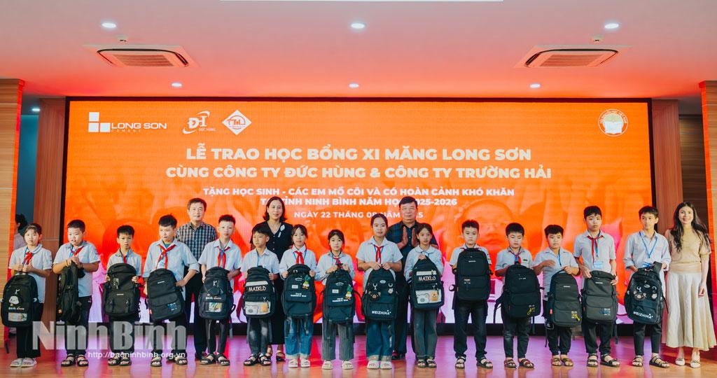 Đại diện Công ty Xi măng Long Sơn và các nhà tài trợ trao quà cho học sinh có hoàn cảnh khó khăn trên địa bàn tỉnh Ninh Bình.