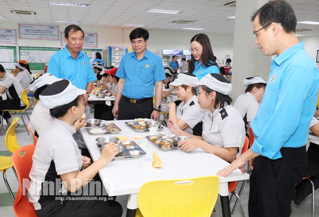 Đồng chí Nguyễn Hải Long, Tỉnh ủy viên, Phó Chủ tịch Ủy ban MTTQ Việt Nam tỉnh, Chủ tịch Liên đoàn Lao động tỉnh dự Bữa cơm Công đoàn cùng đoàn viên công đoàn, người lao động công ty.
