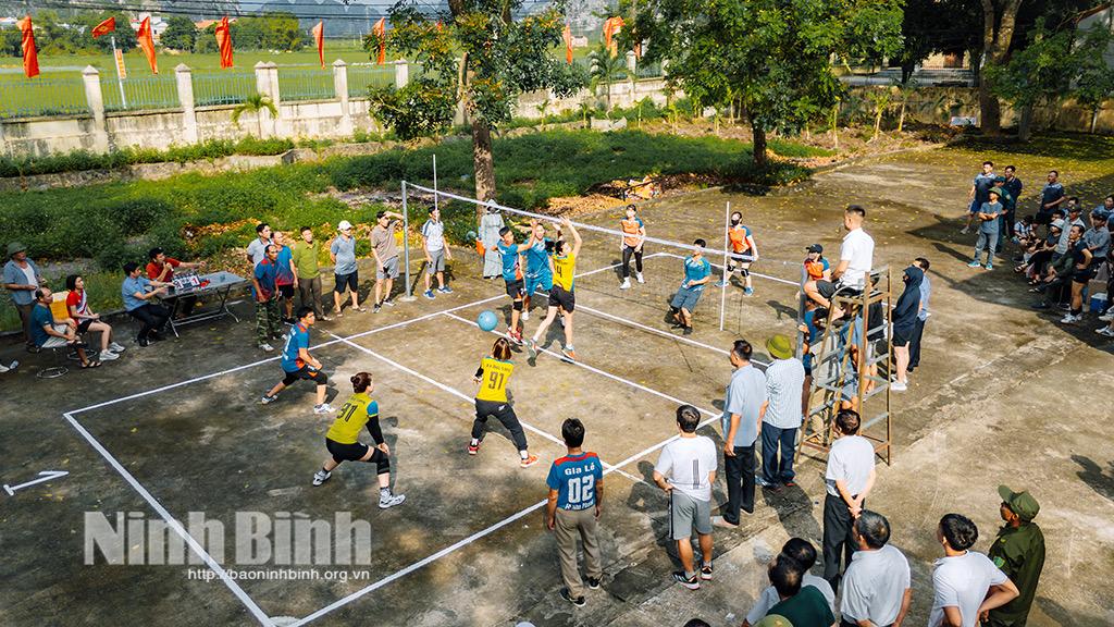 Một pha bóng kịch tích trong trận đấu giữa hai đội tuyển.