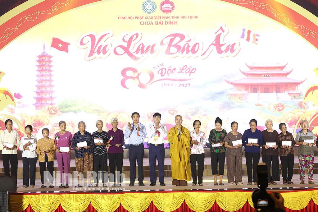 Các đồng chí lãnh đạo tỉnh, Ban Trị sự Giáo hội Phật giáo Việt Nam tỉnh, đại diện doanh nghiệp tặng quà tri ân đến mẹ Việt Nam Anh hùng và các bậc cao niên của phường Tây Hoa Lư.