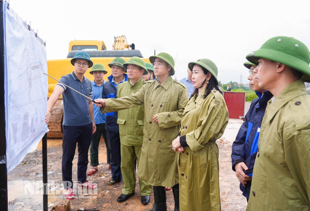 Đồng chí Đinh Thị Lụa, Phó Bí thư Thường trực Tỉnh ủy, cùng đoàn công tác kiểm tra tiến độ thi công xây dựng hệ thống chủ động xả lũ tràn Đức Long (xã Gia Tường).