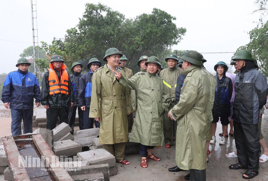 Đồng chí Phạm Quang Ngọc, Phó Bí thư Tỉnh ủy, Chủ tịch UBND tỉnh kiểm tra kè Phúc Thắng (thuộc địa bàn xã Rạng Đông).
