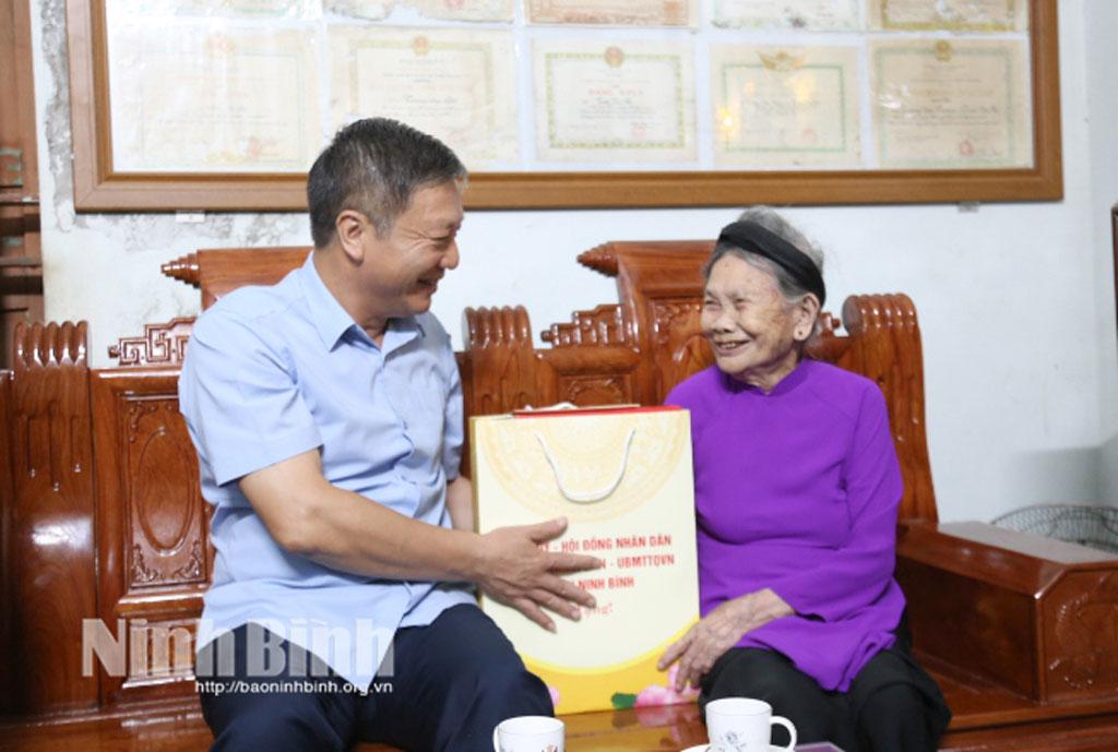 Đồng chí Đinh Việt Dũng, Ủy viên Ban Thường vụ Tỉnh ủy, Trưởng Ban Tổ chức Tỉnh ủy thăm, tặng quà Mẹ Việt Nam Anh hùng Trần Thị Bé, ở xóm 4, xã Phú Sơn.