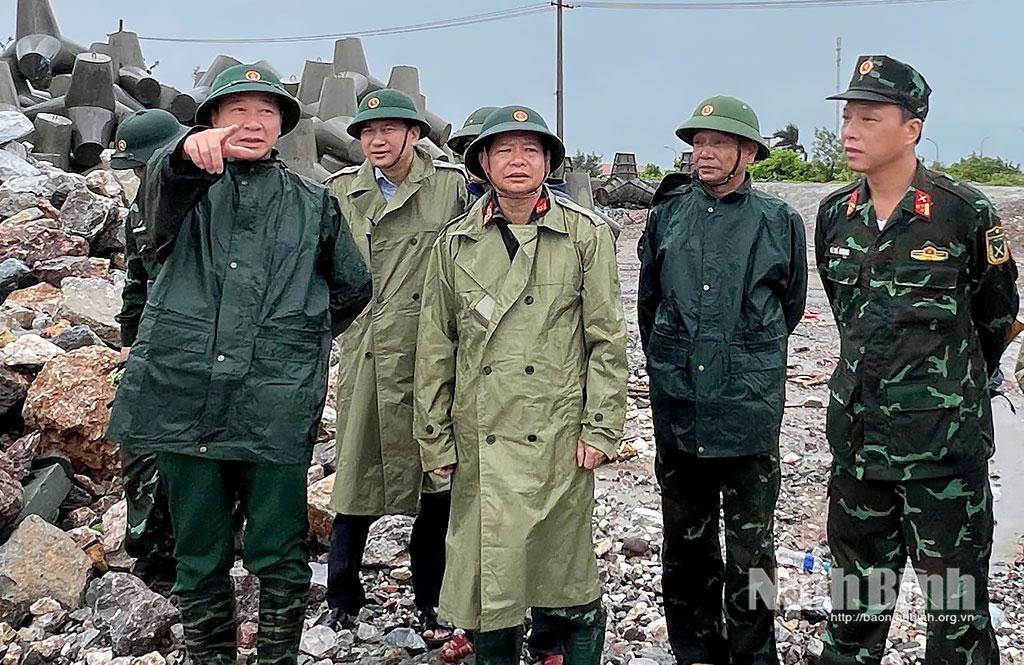 Đại tá Đinh Đình Trường - Phó Tham Trưởng Quân khu và Đại tá Trịnh Hồng Phong - Ủy viên Ban Thường vụ Tỉnh ủy, Chỉ huy trưởng Bộ CHQS tỉnh cùng các cơ quan chuyên môn Quân khu kiểm tra tuyến đê biển trọng yếu tại xã Hải Thịnh.
