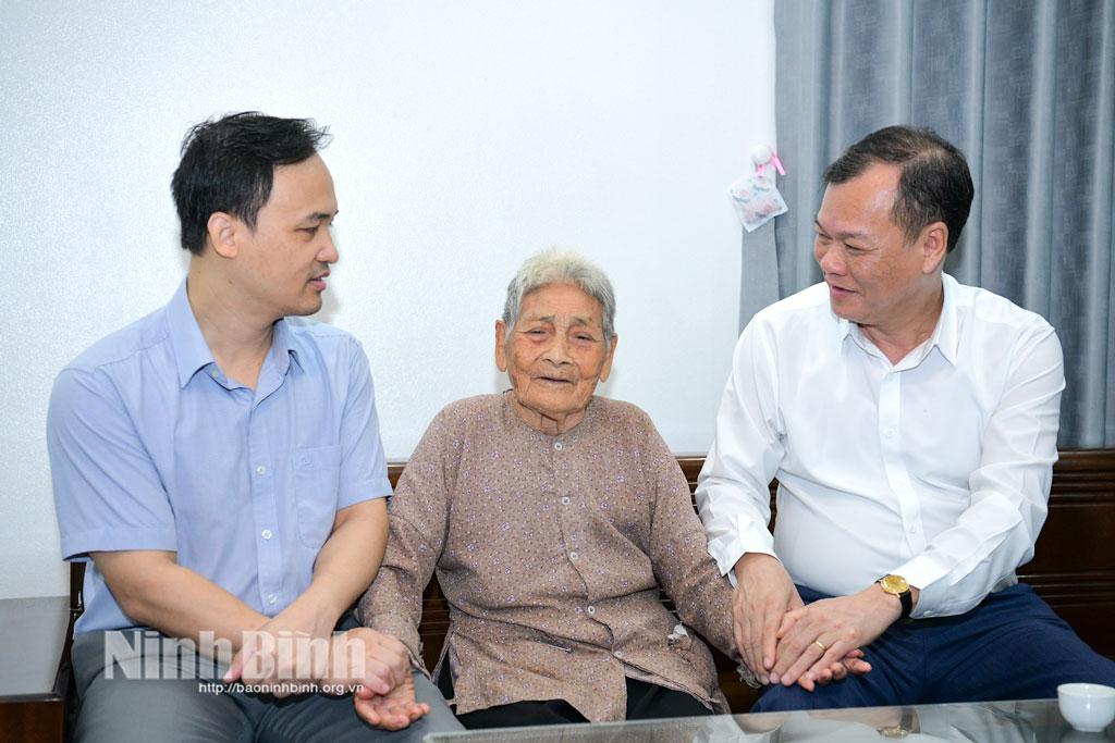 Đồng chí Lê Quốc Chỉnh, Phó Bí thư Tỉnh ủy, Chủ tịch HĐND tỉnh thăm, tặng quà bà Đào Thị Bé người có công với cách mạng tại thôn Thanh Hạ, Tây Hoa Lư.