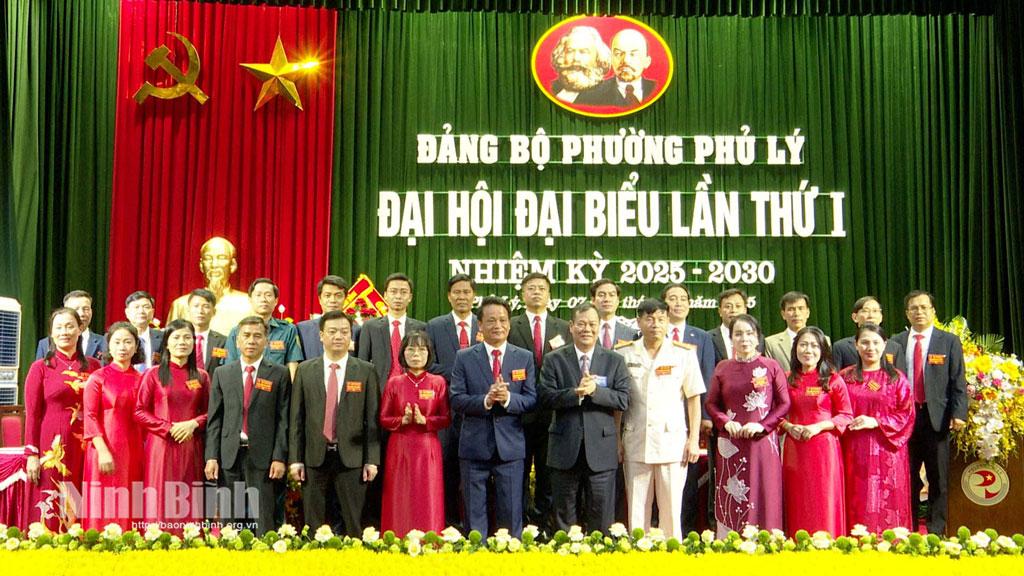 Đồng chí Lê Quốc Chỉnh, Phó Bí thư Tỉnh ủy, Chủ tịch HĐND tỉnh chúc mừng Ban Chấp hành Đảng bộ phường Phủ Lý, nhiệm kỳ 2025-2030.