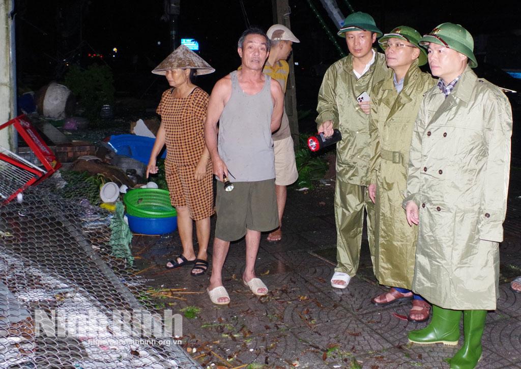 Thiếu tướng Nguyễn Hữu Mạnh, Ủy viên Ban Thường vụ Tỉnh ủy, Giám đốc Công an tỉnh, Phó Trưởng Ban Chỉ huy phòng thủ dân sự tỉnh và Đại tá Kiều Hữu Tuyển, Phó Giám đốc Công an tỉnh chỉ đạo khắc phục hậu quả do giông lốc, mưa lớn gây ra trên địa bàn phường Lý Thường Kiệt