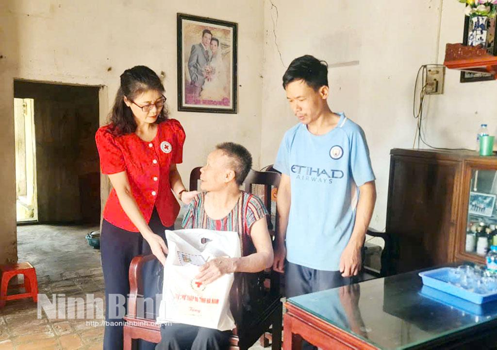 Đại diện Hội Chữ thập đỏ tỉnh trao quà cho gia đình bà Đặng Thị Soi.