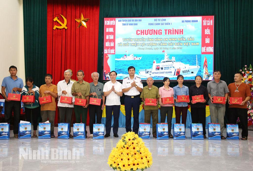 Thượng tá Trương Văn Hùng, Phó Chính ủy Bộ Tư lệnh Vùng Cảnh sát biển 1; lãnh đạo Ban Tuyên giáo và Dân vận Tỉnh ủy Ninh Bình tặng quà gia đình chính sách, thương, bệnh binh, Nhân dân có hoàn cảnh khó khăn.