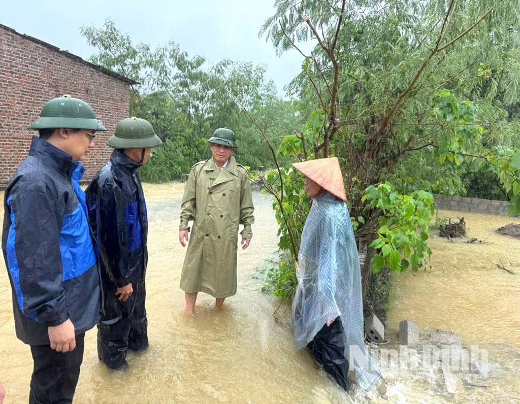 Lãnh đạo xã Cúc Phương kiểm tra tại khu vực dân cư nằm trong vùng có nguy cơ bị sạt lở đất.