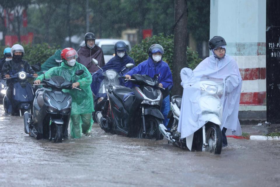 Bão số 5 gây mưa lớn, ngập sâu ở nhiều địa phương. Ảnh: TTXVN