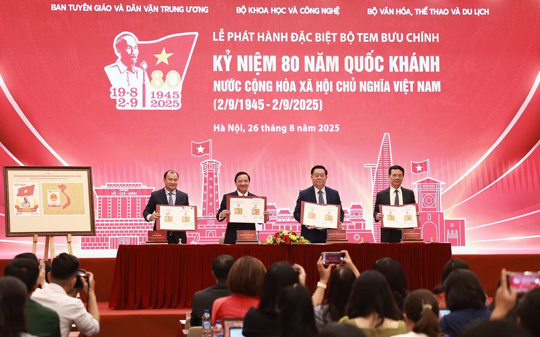 Các đại biểu thực hiện nghi thức phát hành Bộ tem bưu chính “Kỷ niệm 80 năm Quốc khánh nước Cộng hòa Xã hội Chủ nghĩa Việt Nam (2/9/1945 - 2/9/2025)”