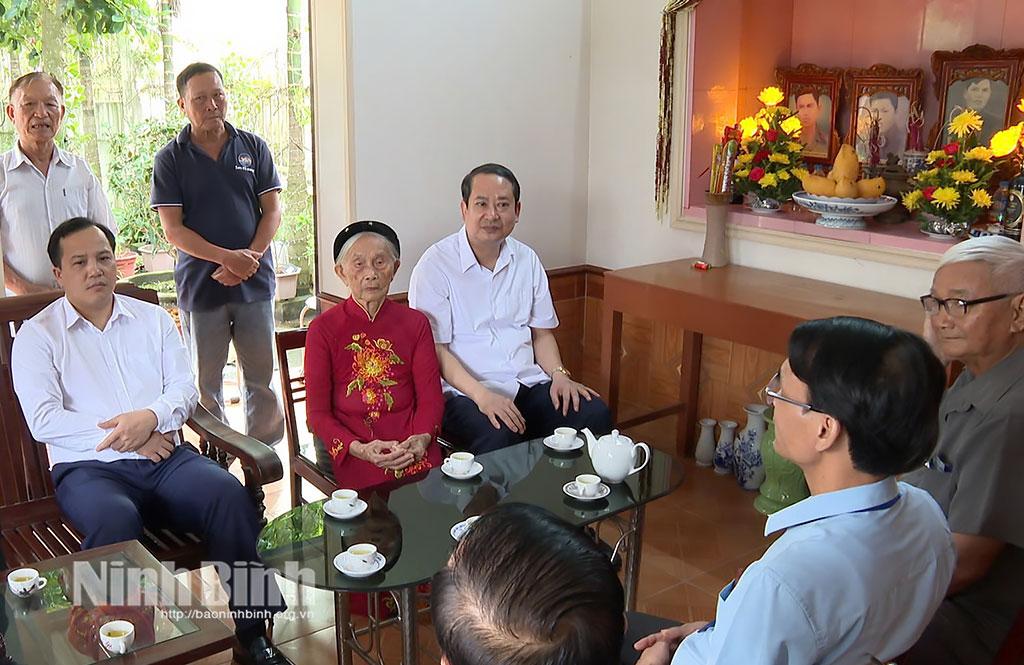 Đồng chí Mai Văn Tuất, Phó Bí thư Tỉnh ủy, Chủ tịch Ủy ban MTTQ Việt Nam tỉnh thăm, tặng quà Mẹ Việt Nam Anh hùng Phạm Thị Gái, ở xã Giao Hòa.