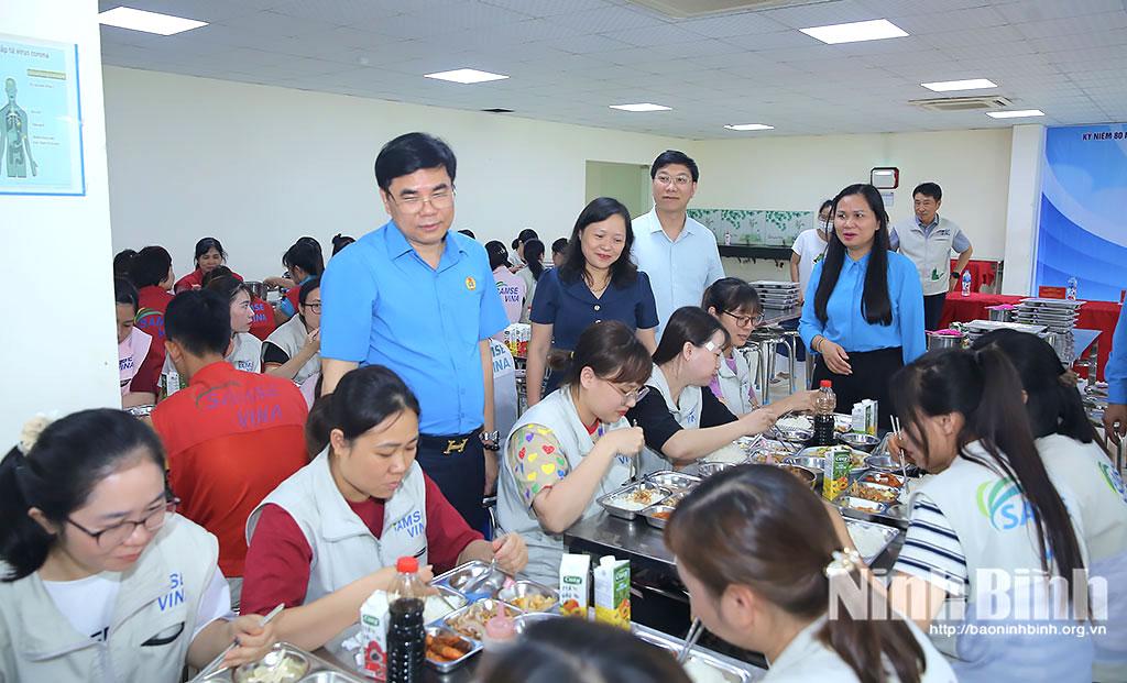 Lãnh đạo LĐLĐ tỉnh và phường Nam Hoa Lư thăm hỏi công nhân tại Chương trình Bữa cơm Công đoàn.