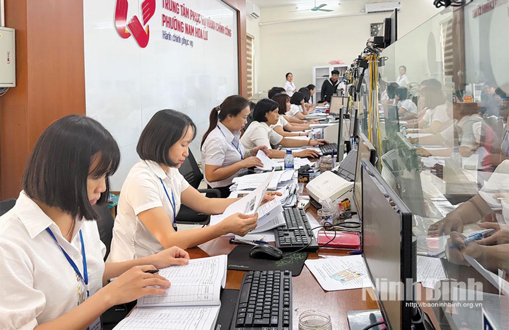 Hoạt động tại Trung tâm Phục vụ hành chính công phường Nam Hoa Lư.