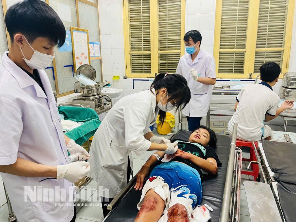 Bệnh viện Đa khoa Hà Nam kịp thời cấp cứu, điều trị cho nạn nhân bị thương do giông, lốc gây ra.