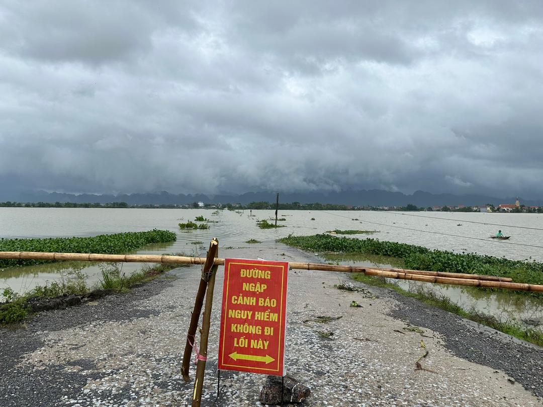 Một số tuyến đường tại xã Gia Tường bị ngập sâu, dừng lưu thông phương tiện để đảm bảo an toàn.