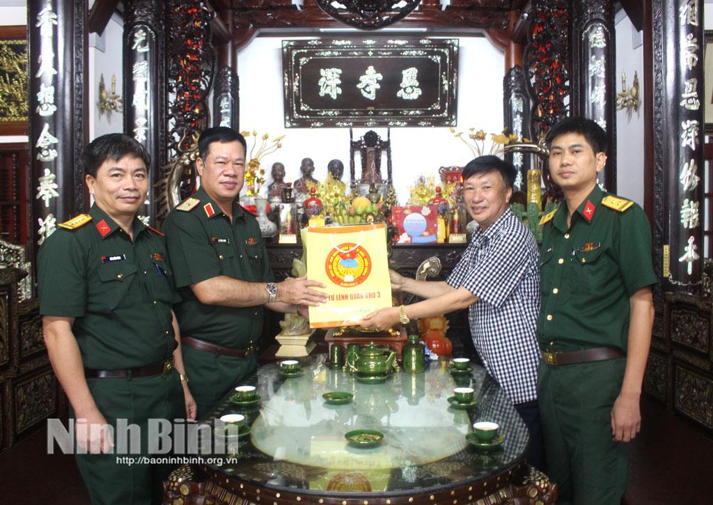 Lãnh đạo Bộ Tư lệnh Quân khu 3 thăm, tặng quà Trung tướng Nguyễn Mạnh Hùng, nguyên Chính ủy Tổng cục Công nghiệp quốc phòng, nguyên Chính ủy Quân khu, hiện đang sinh sống tại tỉnh Ninh Bình.