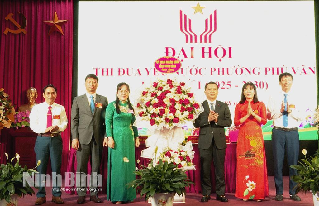 Đồng chí Nguyễn Cao Sơn, Tỉnh ủy viên, Phó Chủ tịch UBND tỉnh, tặng hoa chúc mừng Đại hội.