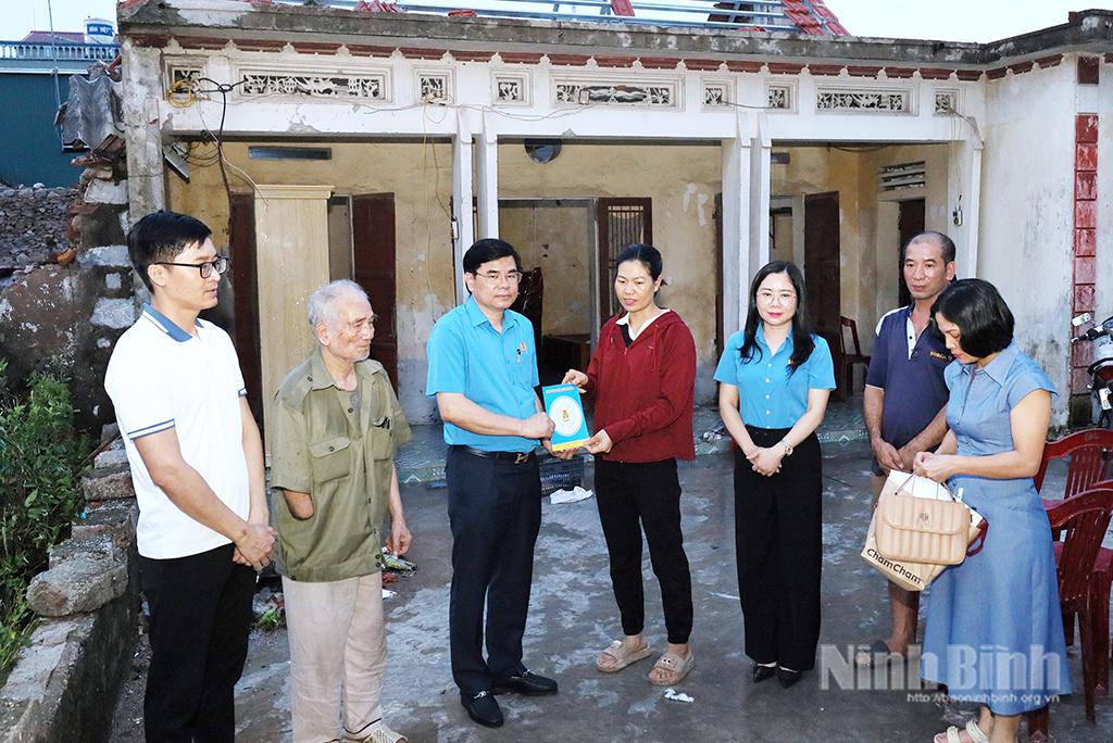 Đồng chí Nguyễn Hải Long, Tỉnh ủy viên, Phó Chủ tịch Ủy ban MTTQ Việt Nam tỉnh, Chủ tịch LĐLĐ tỉnh thăm hỏi, động viên và trao quà cho đoàn viên công đoàn Công ty TNHH Jy Plasteel Vina.