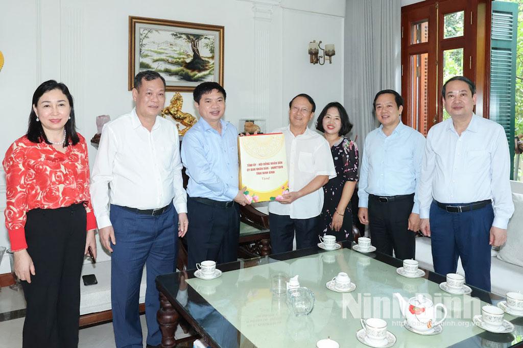Các đồng chí Thường trực Tỉnh ủy thăm, tặng quà đồng chí Trần Xuân Lộc, nguyên Bí thư Tỉnh ủy, nguyên Chủ tịch HĐND tỉnh Hà Nam (cũ).