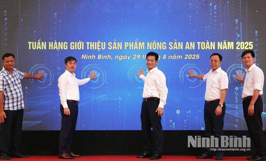 Đồng chí Trần Anh Dũng, Ủy viên Ban Thường vụ Tỉnh ủy, Phó Chủ tịch UBND tỉnh, cùng lãnh đạo một số sở, ngành thực hiện nghi thức khai trương Tuần lễ Giới thiệu nông sản an toàn, sản phẩm OCOP tỉnh Ninh Bình năm 2025.