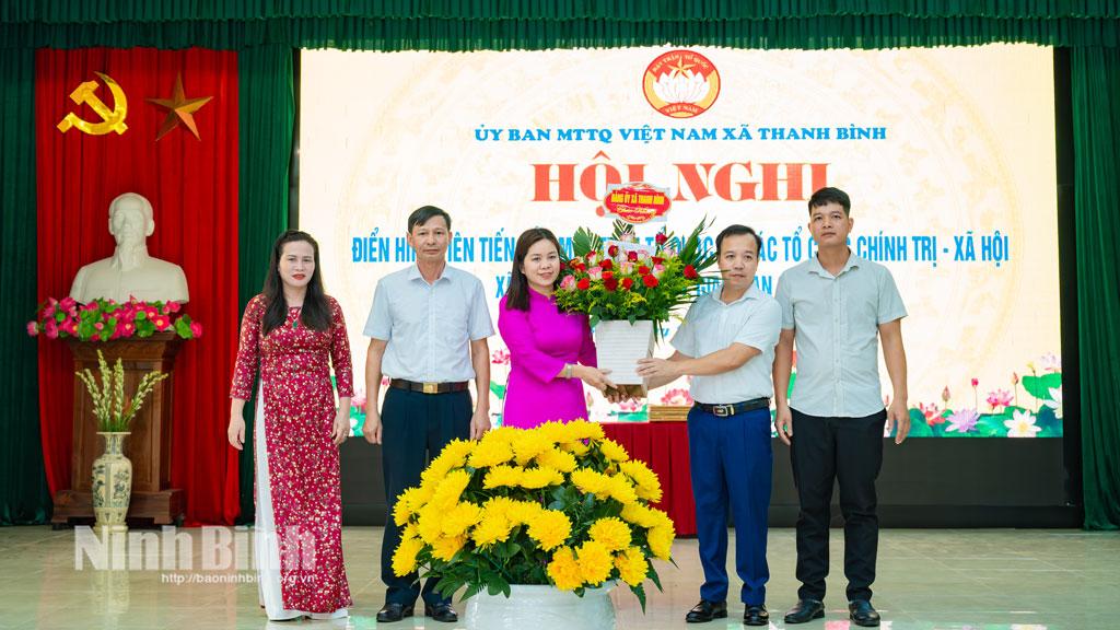 Lãnh đạo Đảng ủy xã Thanh Bình tặng hoa chúc mừng hội nghị
