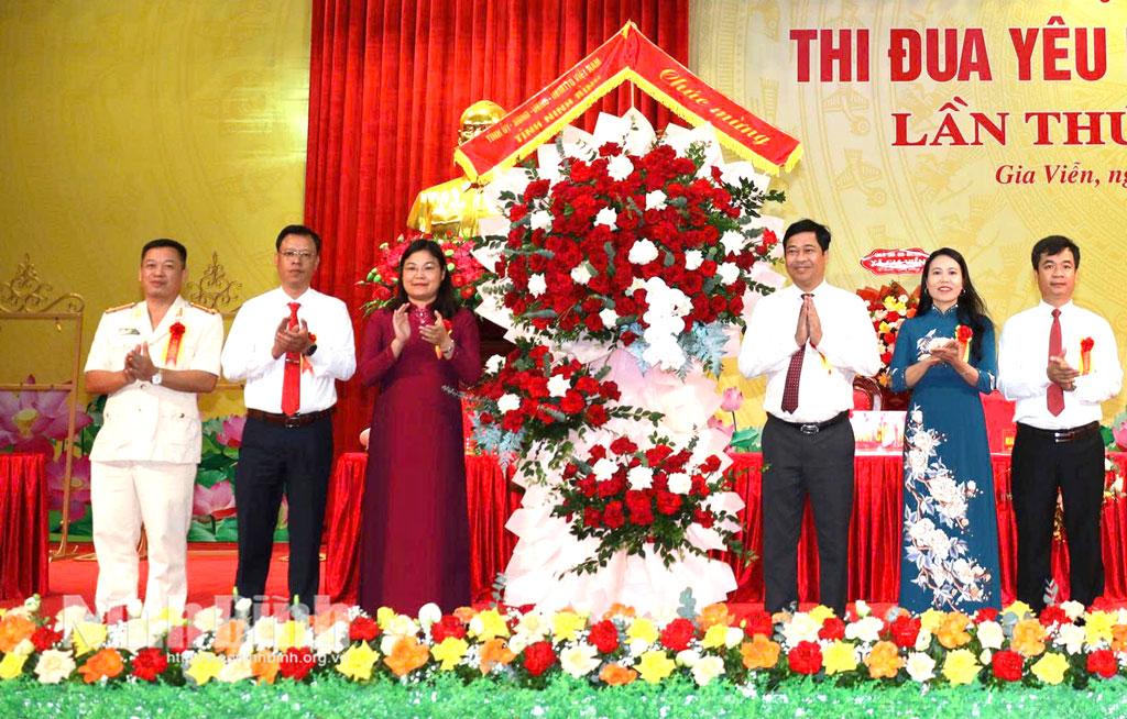 Đồng chí Hà Lan Anh, Tỉnh uỷ viên, Phó Chủ tịch UBND tỉnh tặng hoa chúc mừng Đại hội thi đua yêu nước xã Gia Viễn.