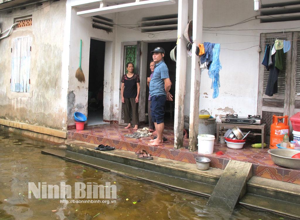 Nhà ông Phạm Đức Viền, tuy nước lũ đã rút nhưng vẫn ngập lên sân.