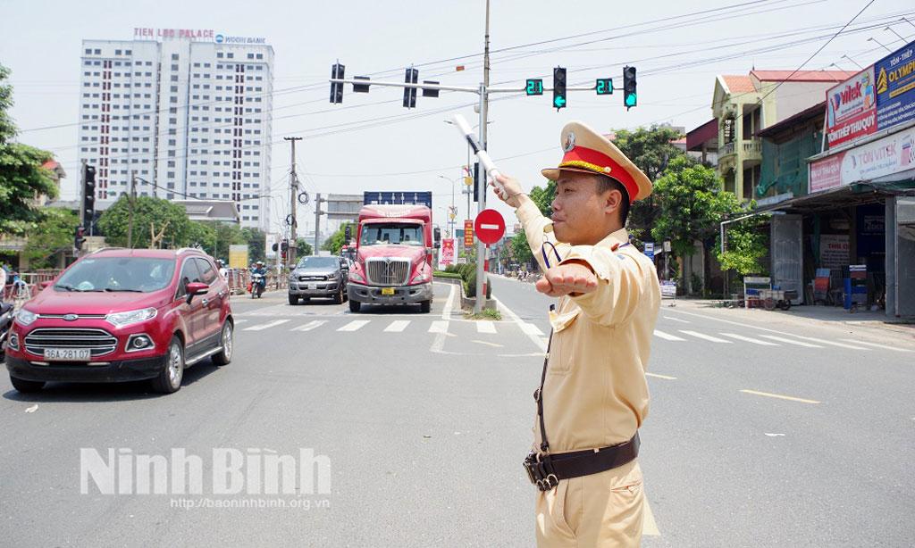 Lực lượng Cảnh sát giao thông Công an Ninh Bình phân luồng, hướng dẫn giao thông tại các nút giao trọng điểm