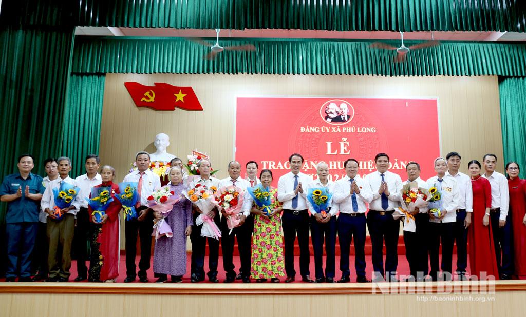 Các đảng viên cao tuổi Đảng xã Phú Long được trao Huy hiệu Đảng đợt 2/9