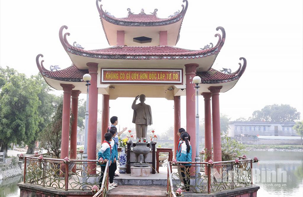 Giáo dục truyền thống quê hương cho thế hệ trẻ xã Vạn Thắng tại Đài tưởng niệm Bác Hồ trên địa bàn xã.
