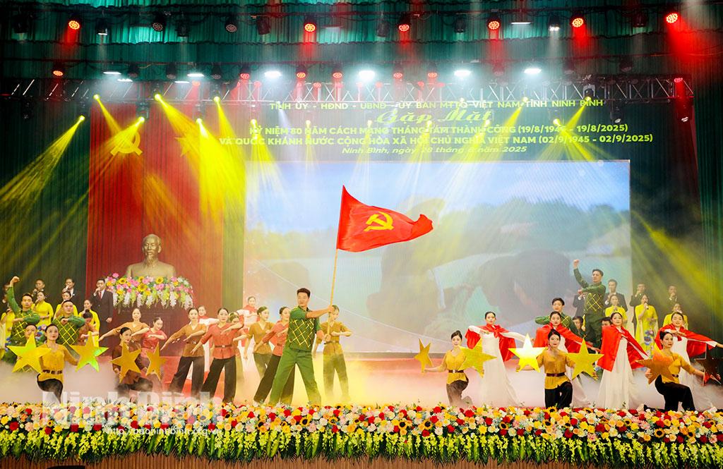 Tiết mục văn nghệ tại Hội nghị gặp mặt kỷ niệm 80 năm Cách mạng Tháng Tám thành công và Quốc Khánh 2/9 do Tỉnh ủy, HĐND, UBND, Ủy ban MTTQ Việt Nam tỉnh tổ chức. Ảnh: Đức Lam