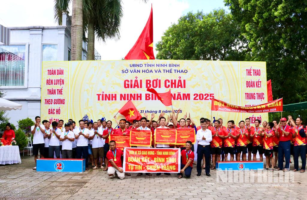 Ban tổ chức trao cờ lưu niệm và huy chương cho các đội tham dự Giải bơi chải tỉnh Ninh Bình năm 2025.