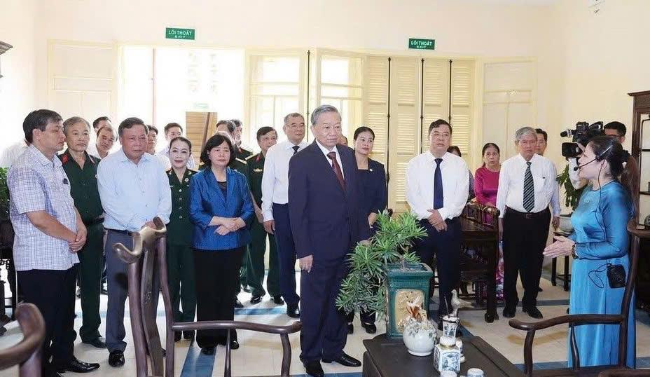 Tổng Bí thư Tô Lâm thăm di tích nhà số 48 Hàng Ngang. (Ảnh: Thống Nhất/TTXVN).