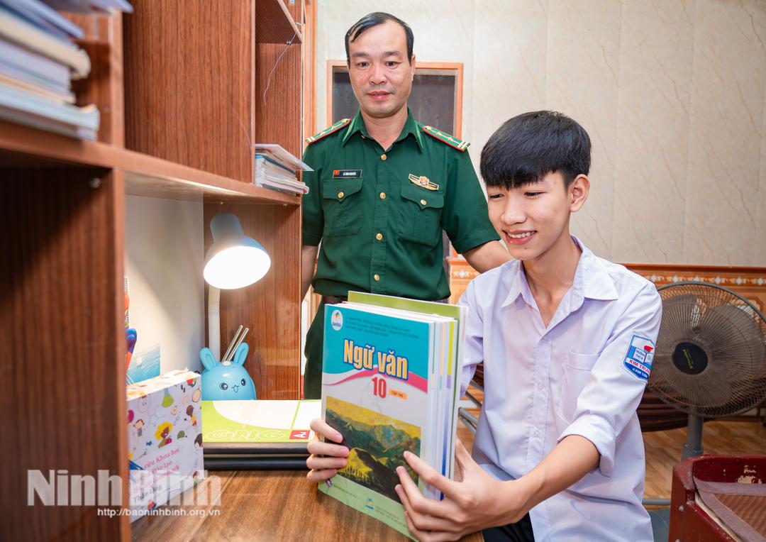 Em Phạm Văn Trường (con nuôi Đồn Biên phòng Kim Sơn) sau khi hoàn thành bậc THCS, em háo hức chuẩn bị hành trang mới.