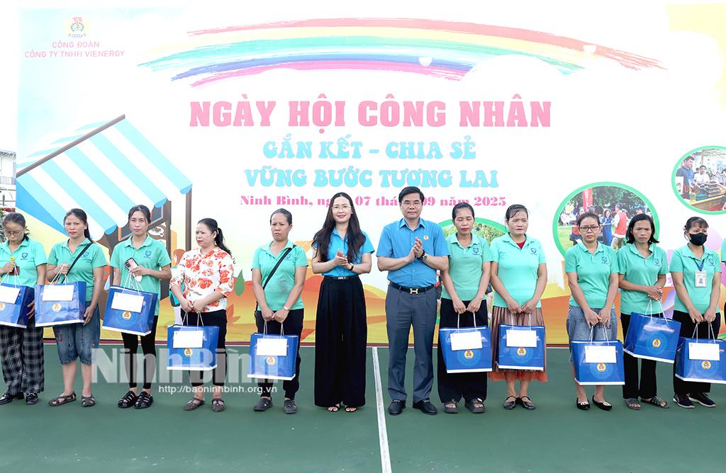 Lãnh đạo Liên đoàn Lao động tỉnh trao quà cho các công nhân có hoàn cảnh khó khăn của Công ty.