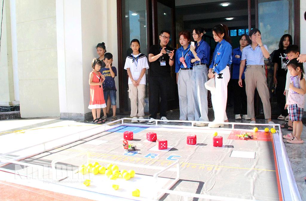 Đoàn viên, thanh niên tham gia trải nghiệm tại sân thi đấu Robotics ORC K2.