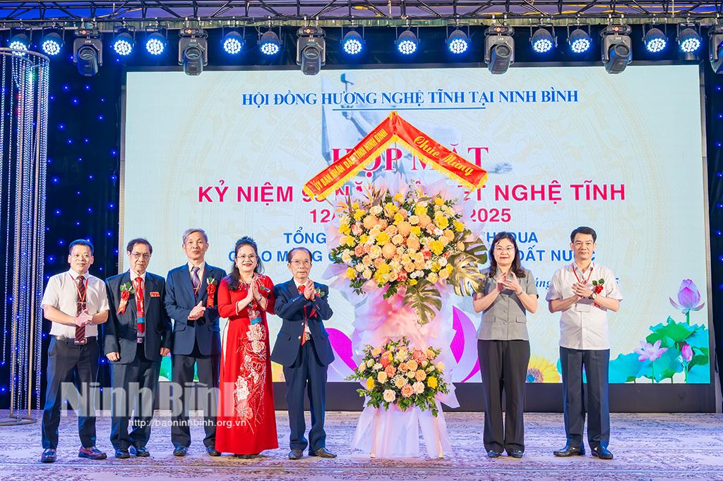 Đồng chí Trưởng Ban Tuyên giáo và Dân vận Tỉnh ủy Nguyễn Đức Toàn và đồng chí Phó Chủ tịch UBND tỉnh Hà Lan Anh tặng hoa chúc mừng Hội đồng hương Nghệ Tĩnh tại Ninh Bình.