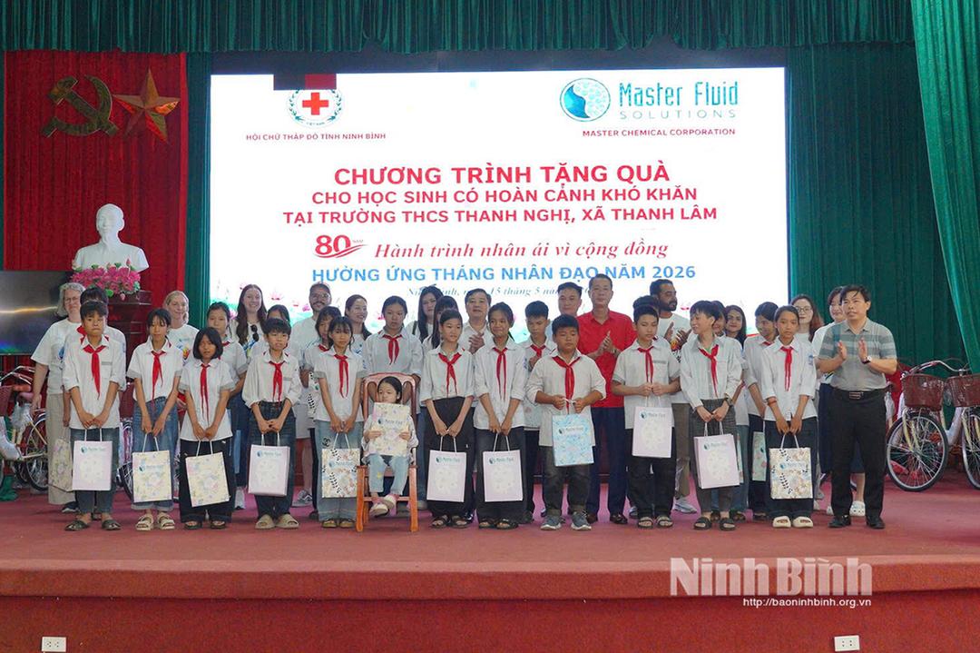 Hội CTĐ tỉnh trao quà cho học sinh có hoàn cảnh khó khăn vươn lên trong học tập trên địa bàn xã Thanh Lâm.