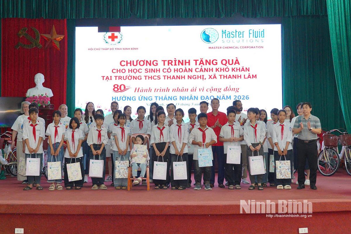 Hội CTĐ tỉnh trao quà cho học sinh có hoàn cảnh khó khăn vươn lên trong học tập trên địa bàn xã Thanh Lâm.
