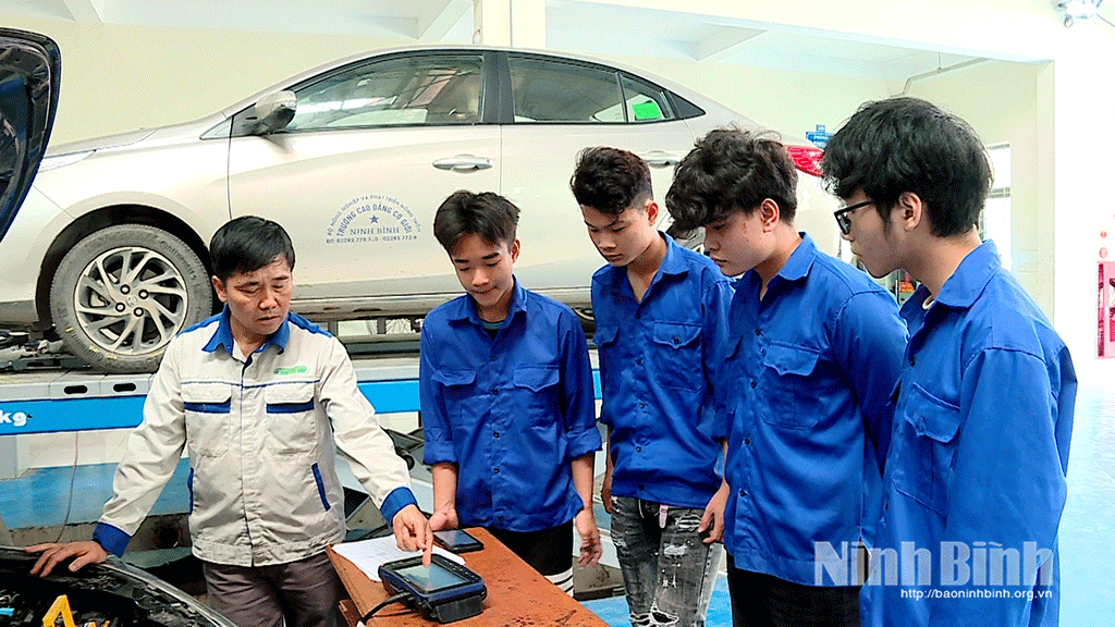 Giờ thực hành của các em sinh viên Khoa Công nghệ ô tô, Trường Cao đẳng Cơ điện Nông nghiệp và Môi trường.