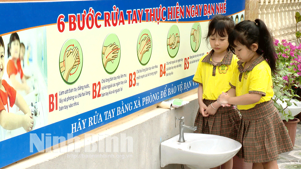 Trẻ thực hiện rửa tay sát khuẩn tại Trường Mầm non Nghĩa Trung nhằm phòng, chống bệnh tay chân miệng.