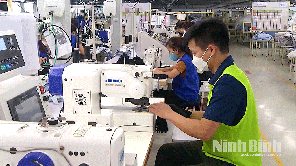 Công ty TNHH Smart Shirts Hải Hậu đầu tư dây chuyền sản xuất hiện đại, góp phần cải thiện điều kiện làm việc cho người lao động.