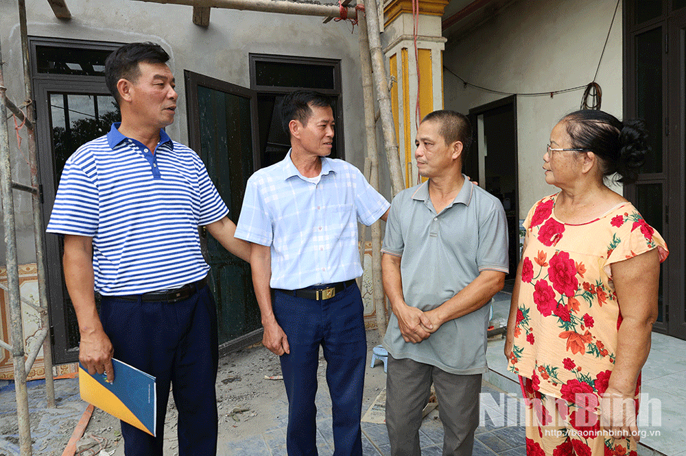 Cán bộ địa phương thăm hỏi, động viên, đảm bảo chế độ chính sách đối với gia đình anh Phan Trung Dũng (người thứ 2 từ phải sang trái) bị ảnh hưởng bởi chất độc da cam.