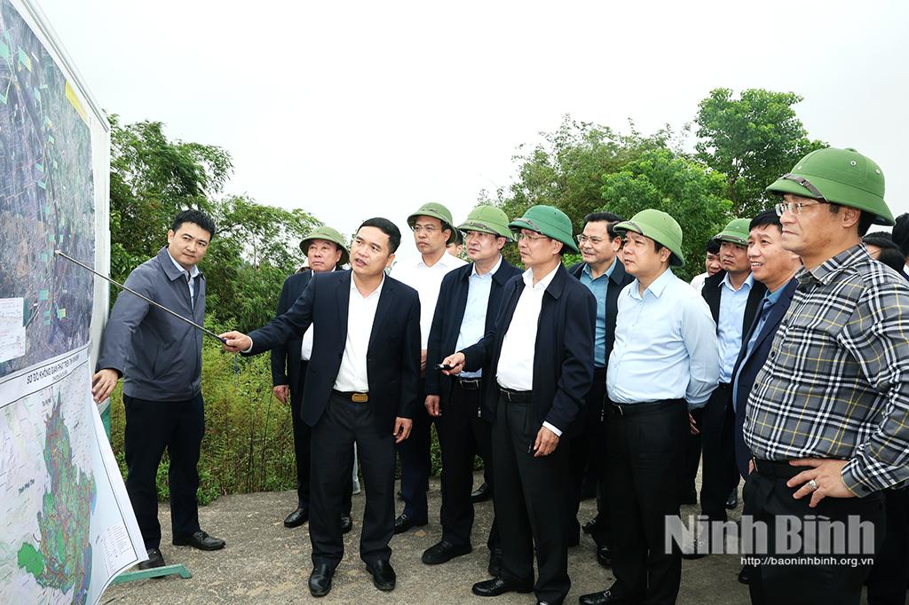 Đồng chí Bí thư Tỉnh uỷ Đặng Xuân Phong và Đoàn công tác của tỉnh khảo sát tại điểm giao đường Trịnh Tú với bờ Hữu đê sông Đáy (phường Hoa Lư)
