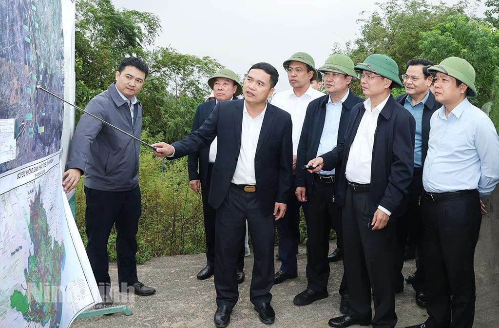 Đồng chí Bí thư Tỉnh uỷ Đặng Xuân Phong và Đoàn công tác của tỉnh khảo sát tại điểm giao đường Trịnh Tú với bờ Hữu đê sông Đáy (phường Hoa Lư)